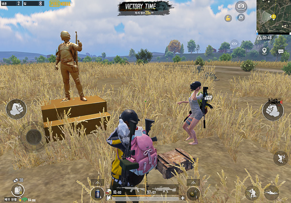 크래프톤 주가, 지금 사도 될까? 에스파와 포르쉐를 보고 24만 원에 매수한 이유 13 배틀그라운드 황금 동상 앞 수영복 스킨 캐릭터 포즈